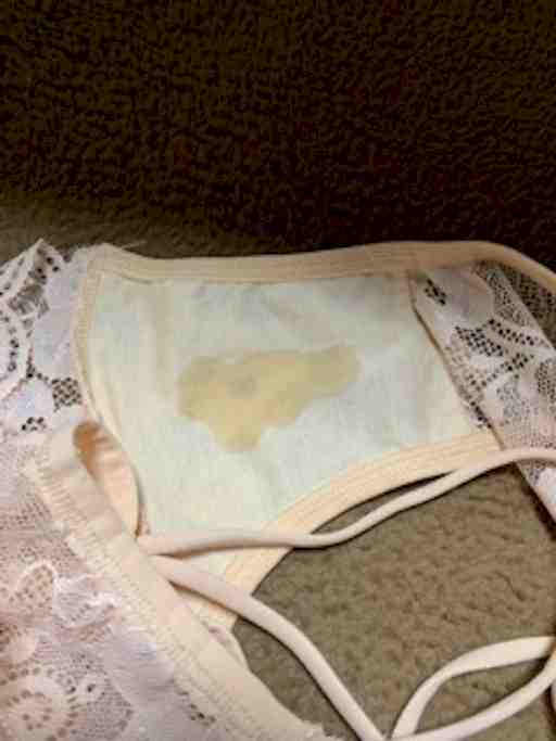 薄ピンクい紐パンにシミを付けて💕