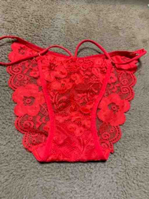 赤レースの紐パン