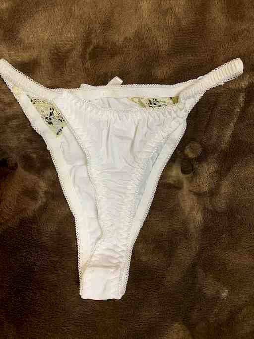 金の刺繍が入った白のTバックです