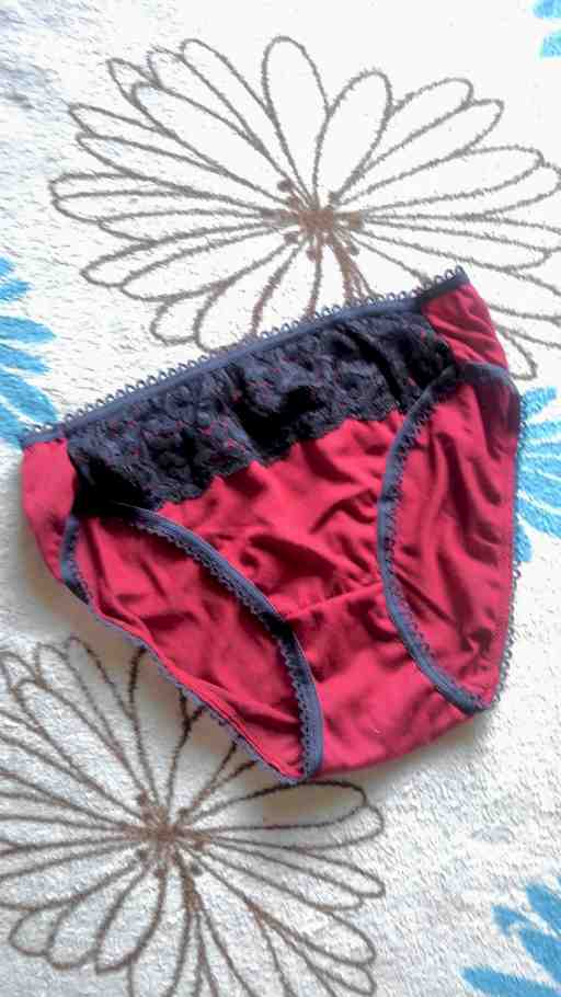 いやらしい真っ赤なパンティ♪