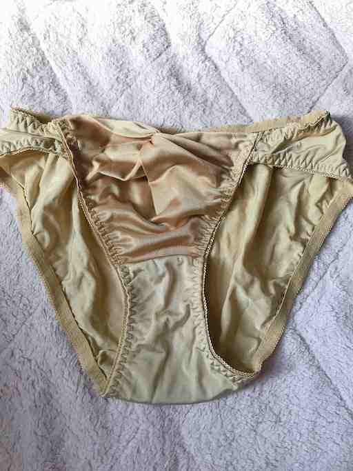 ゴールドカラーのパンツ