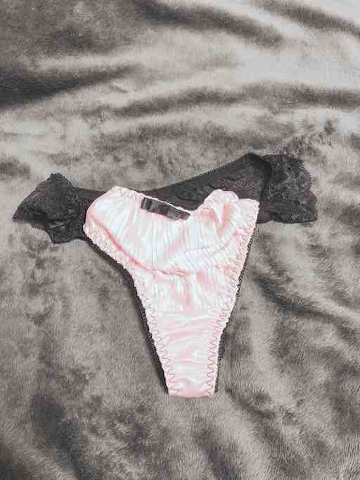 ピンクのTバック