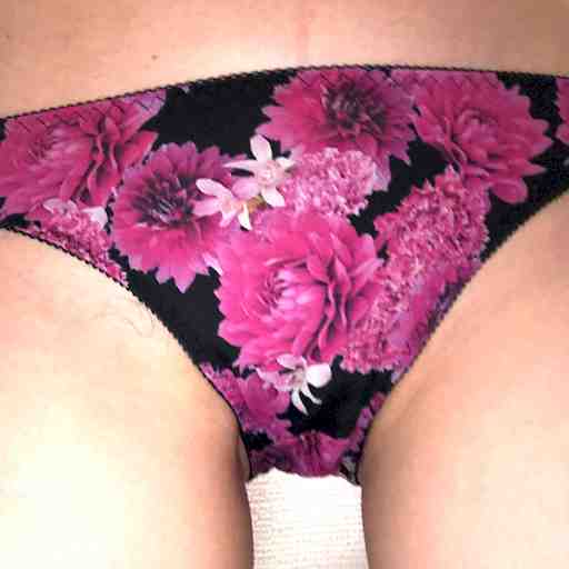 派手な花柄パンツ