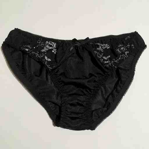 刺繍入り黒パンティヾ(*´∀｀*)ﾉ