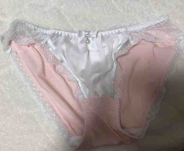 ピンクと白のパンツ