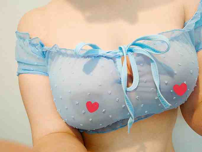 可愛い水色トップス