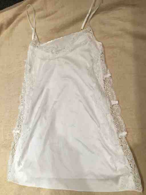 横がひも、サテンつるつるキャミ