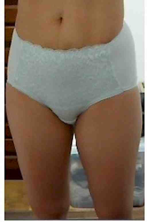 少々クタクタになったパンティ